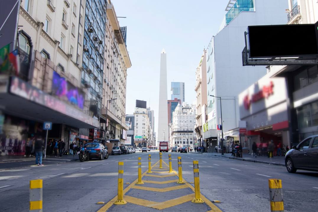 Avenida del centro de Buenos Aires hacia el Obelisco