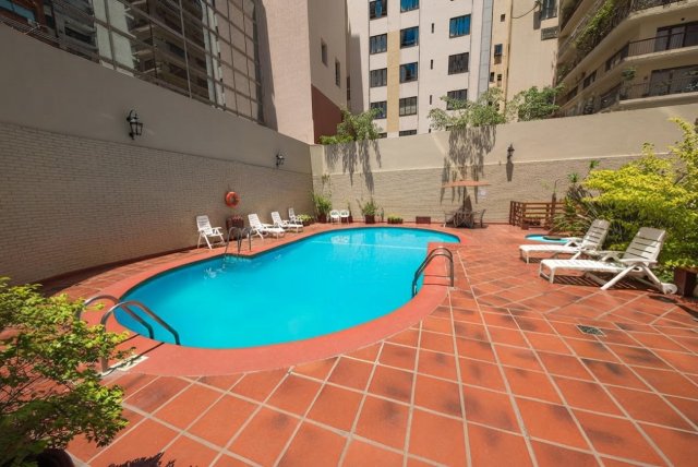 Pileta exterior de temporada y jardín de Suipacha Suites