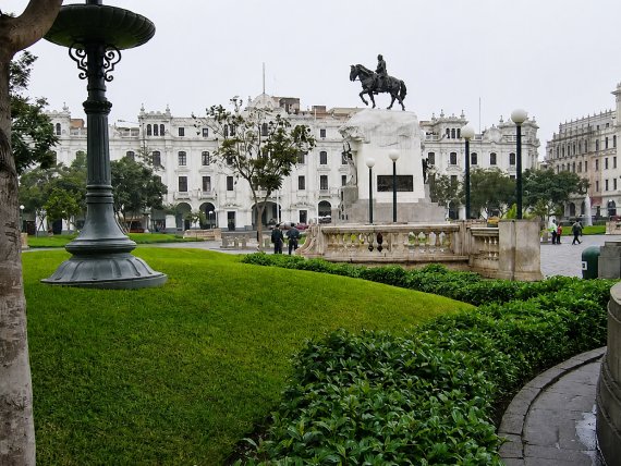 Plaza San Martín, a pocos minutos a pie de Suipacha Suites