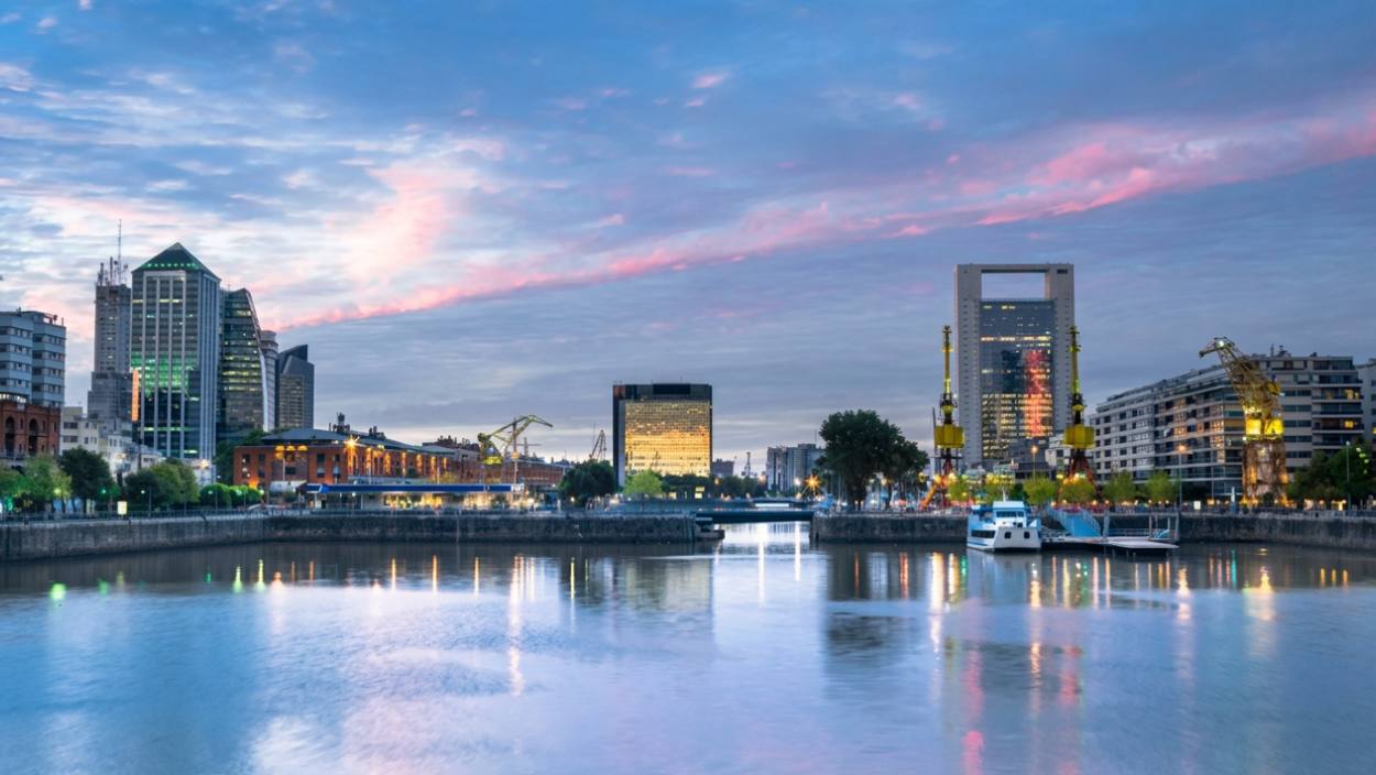 Puerto Madero, en la costanera de Buenos Aires, al atardecer