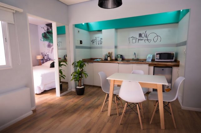 Kitchenette con mesa de comedor en un departamento de Suipacha Suites